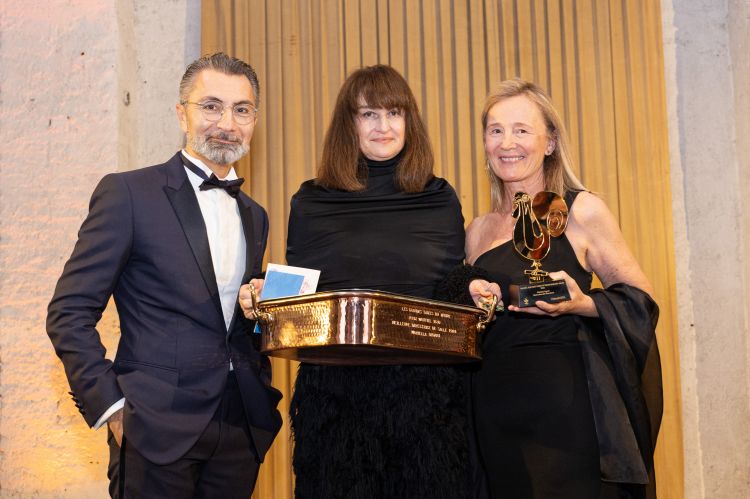Il presidente dell'associazione David Sinapian e Valérie Le Guern Gilbert (Mauviel) premiano Mariella Organi direttore di sala dell’anno