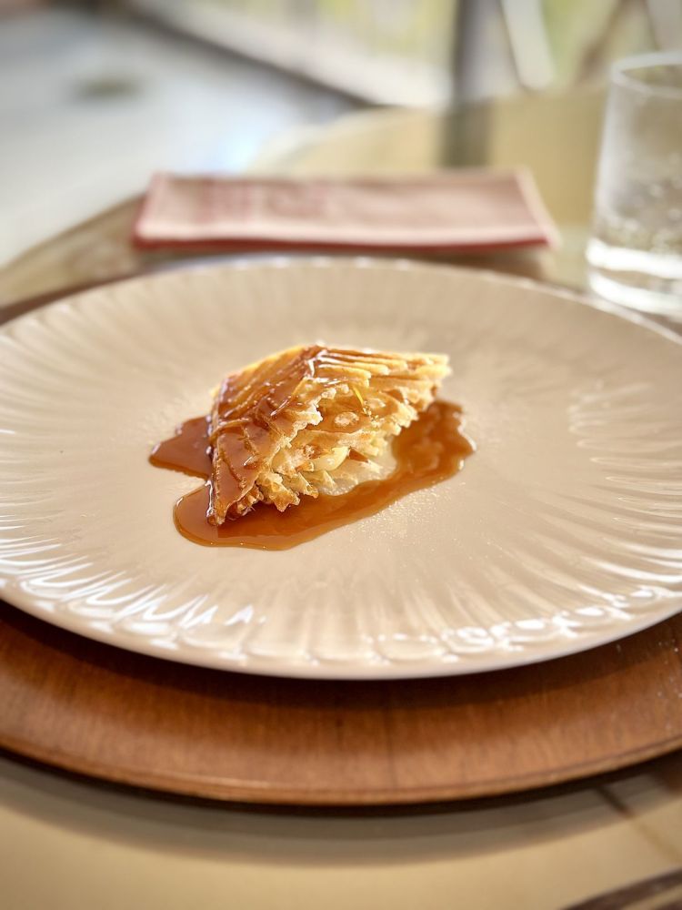 Neola alla Suzette: crepe croccante farcita con crema pasticcera alla vaniglia, arancia e salsa con zucchero caramellato, burro, fondo di anatra e Grand Marnier. Questo è un dessert che vale il viaggio