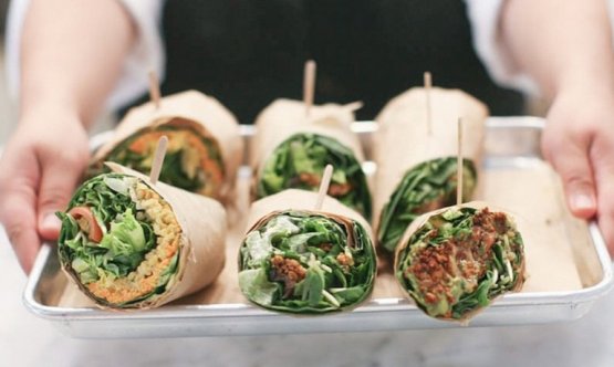 Un piatto del Make Out, "raw food café", uno dei locali di Matthew Kenney: si trova a Culver City, California. Kenney ha aperto diverse insegne tra California, Miami, New York, Belfast (Maine), Hua Hin in Tailandia e Merida in Messico