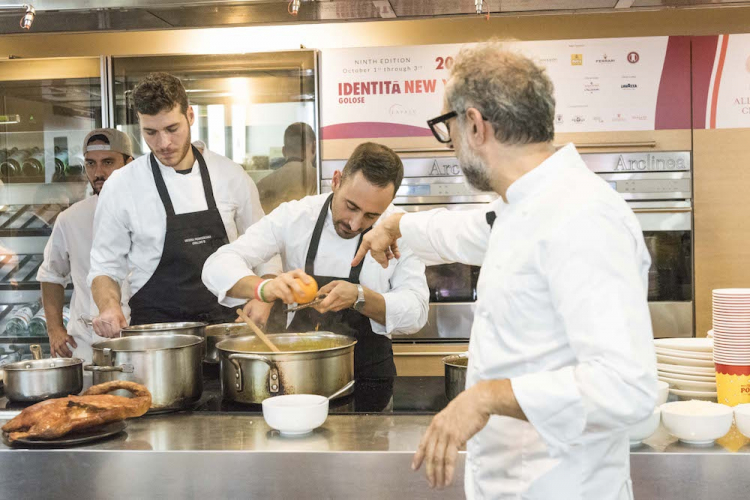 LARGO AI GIOVANI. Dietro a Bottura, il suo secondo Davide Di Fabio e Francesco Vincenzi, in cucina alla Franceschetta 58