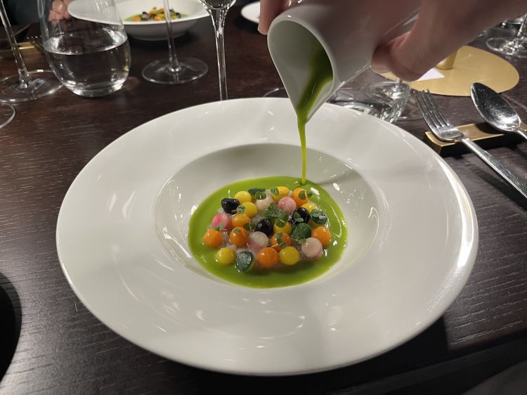 Calamari come in natura, cromìa di vegetali, salsa agra al mortaio