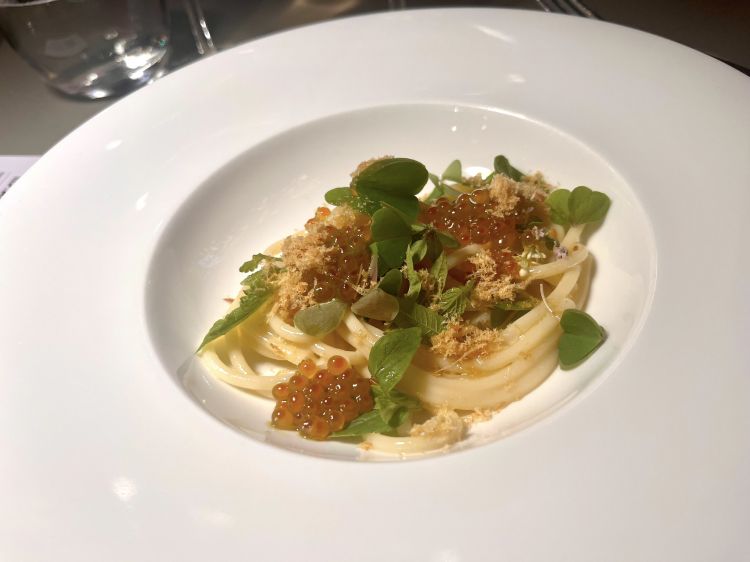 Spaghetto freddo, con grasso di trota e rabarbaro, Michele Lazzarini, Contrada Bricconi
Un primo piatto realizzato utilizzando a costo zero le carcasse delle pescherie (pesci d'acqua dolce). Un piatto leggermente acido, molto estivo e fresco, completato dalle erbe dell'orto dell'azienda agricola e da una ricca distribuzione di uova di trote affumicate. Clicca qui per approfondimenti sul piatto
