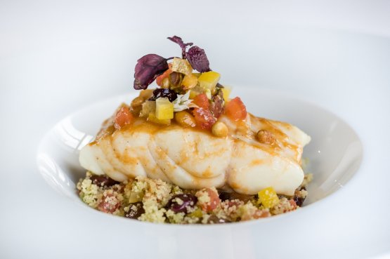 Uno dei piatti di François Adamski: Filetto di branzino del Mediterraneo in fumetto all’anice, limone confit e pistou