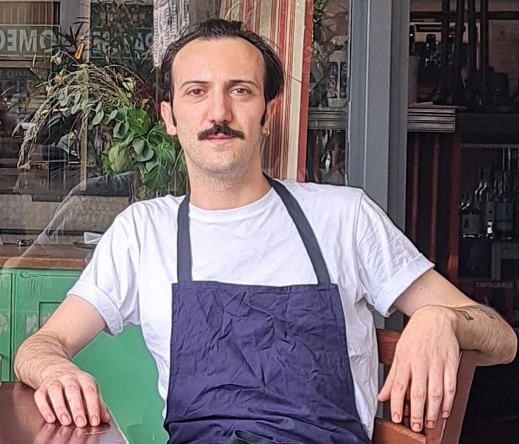 Tommaso Melilli, cuoco e scrittore: lo si trova ogni settimana sul Venerdì di Repubblica, oppure con cadenza più rilassata sulle pagine di L'Integrale, rivista che ha co-fondato. E' il cuoco della Trattoria della Gloria, che guida insieme a due soci-osti