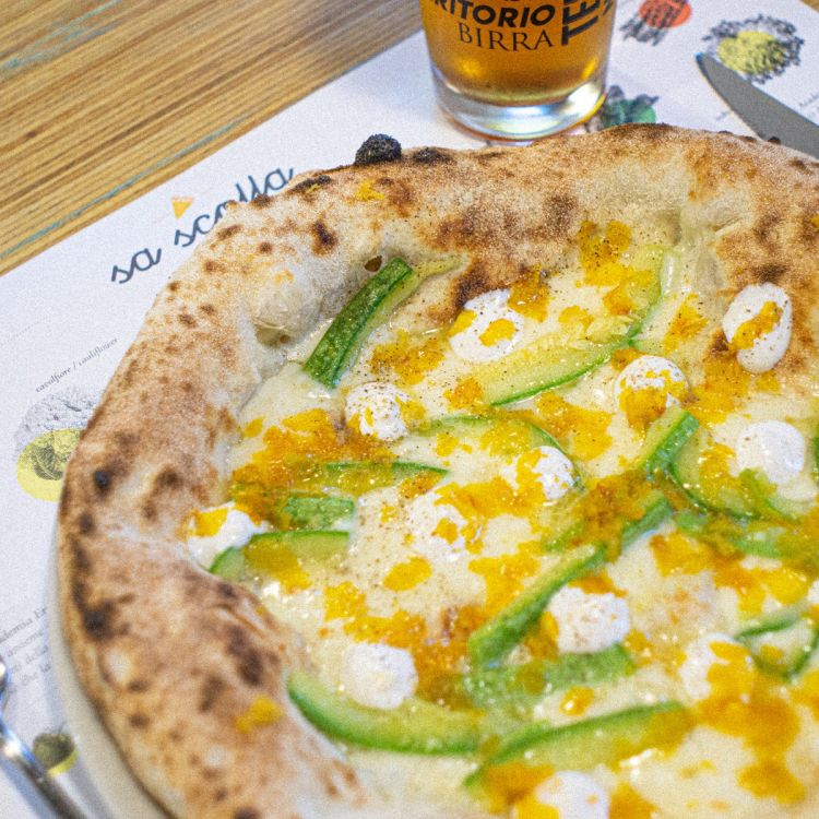 Zucchine e bottarga: delizia di stagione della pizzeria Sa Scolla