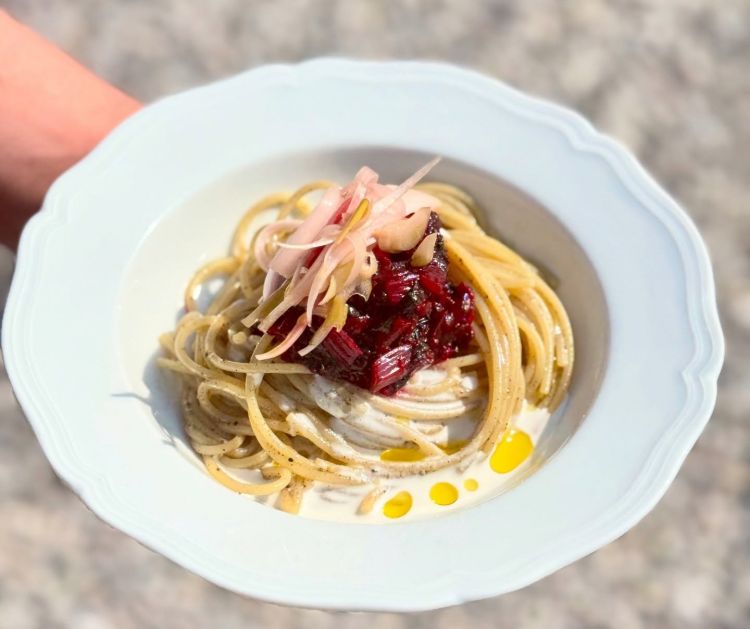 Spaghetto tiepido, mandorle, cipollotto marinato, barberosse