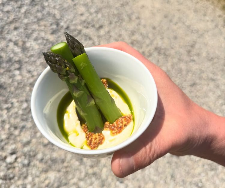 Asparagi al vapore e maionese di fagioli