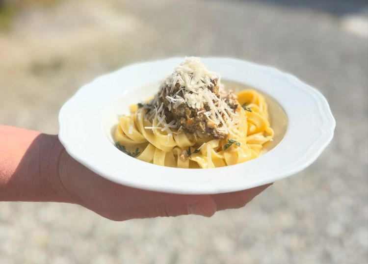 Tagliatella al ragù di cortile e timo