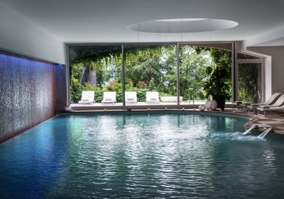 The large spa includes a splendid counter current swimming pool and hydro-massage 