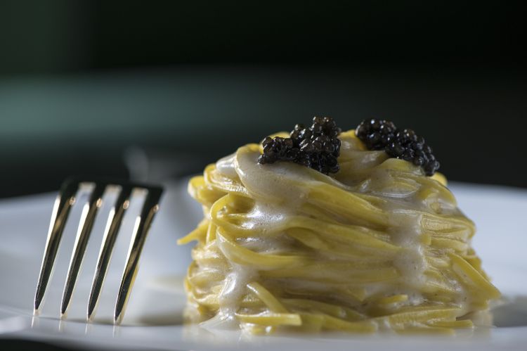 Tagliolino di pasta fresca homemade con salsa di burro di Carnia con alici, limone e caviale, uno dei classici di Airaudo