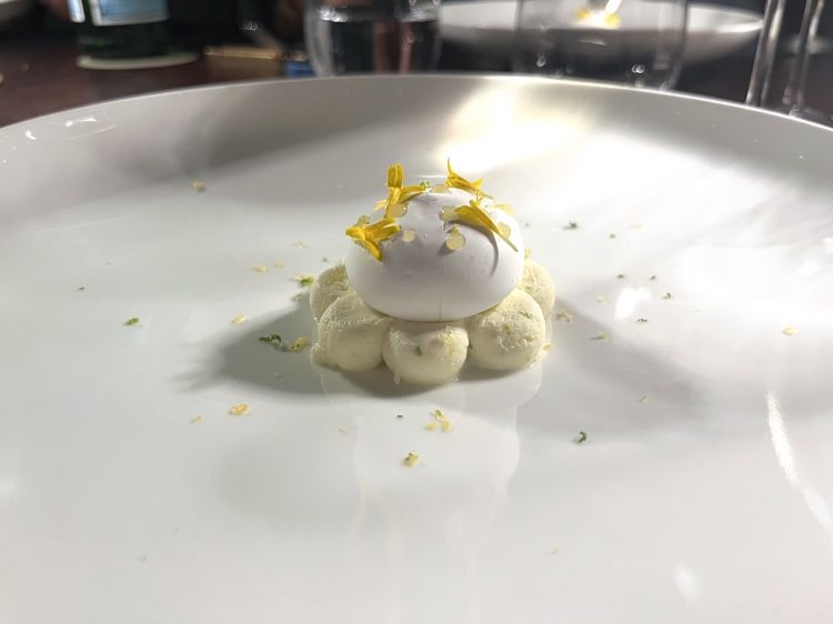 Lemon tart, pralinato alle nocciole e cremoso al lime