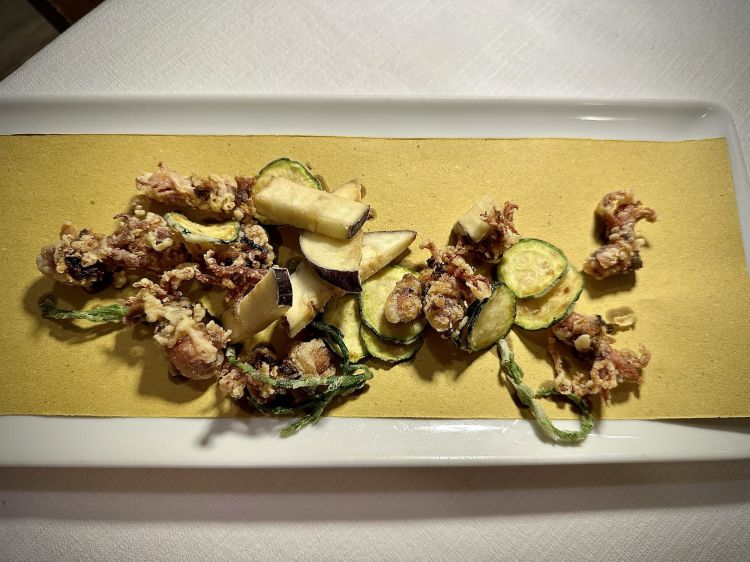 Fritto di Giotoli (o Zotoli, in Veneto): sono simili a un polipetto, ma con i tentacoli da seppia. Il nome scientifico è Sepiola Rondeletii. Una curiosità: pur trovandosi in tutta la parte alta dell’Adriatico, quelli pescati a Goro sono più scuri e saporiti, mentre quelli di Caorle risultano più dolci