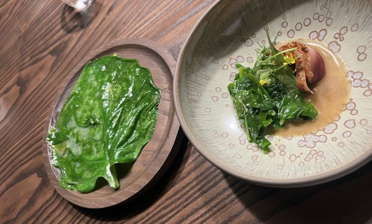 Accanto alla foglia di spinacio Chenopodium, un pesto di diversi spinaci cotti all'interno della stessa foglia, a mo' di papillote, che conservano quindi tutti i liquidi della cottura. E' servito con un "salume di ricciola" e una salsa alla mugnaia, realizzata con della manteca lucana