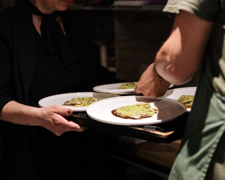 Spaghettino, burro e cipolla
Essenzialità, umami, uno spaghettino sottile sottile, capelli d’angelo conditi da una salsa alla cipolla, intensa, che tende alla dolcezza e poi burro, cremoso; la pasta è talmente leggera e sottile da essere quasi impercettibile e lasciare tutta la scena al condimento