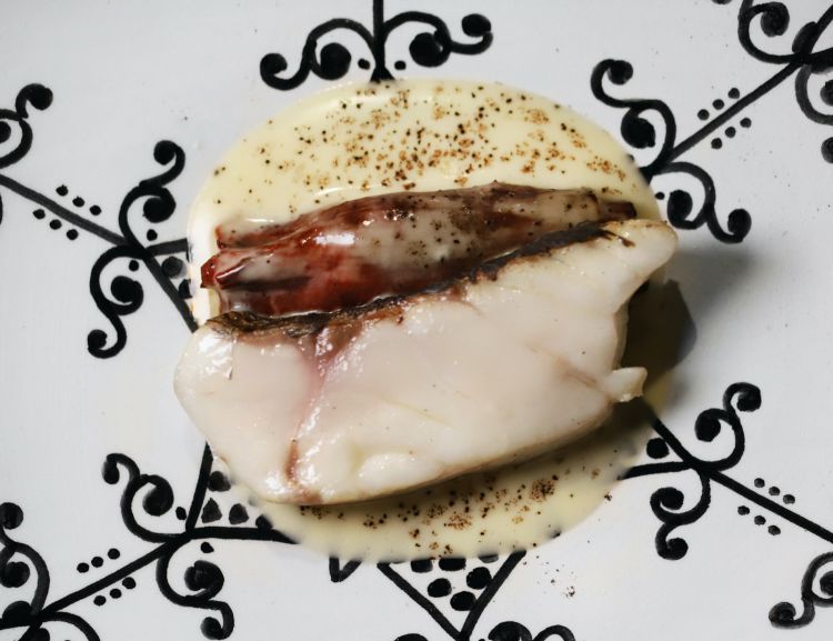 Grilled seabass with emulsion of its head, roasted pepper and toasted lemon. The frequent round dishes and the strong and elegant flavours are both noticeable