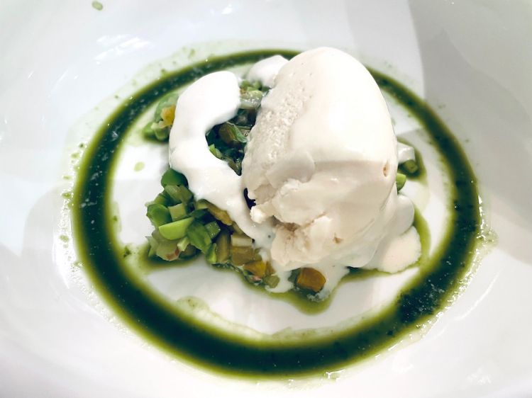Insalata fave, piselli, rabarbaro, gelato alla ricotta affumicata
