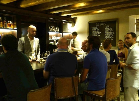 Joe Bastianich dietro il banco della taverna del s