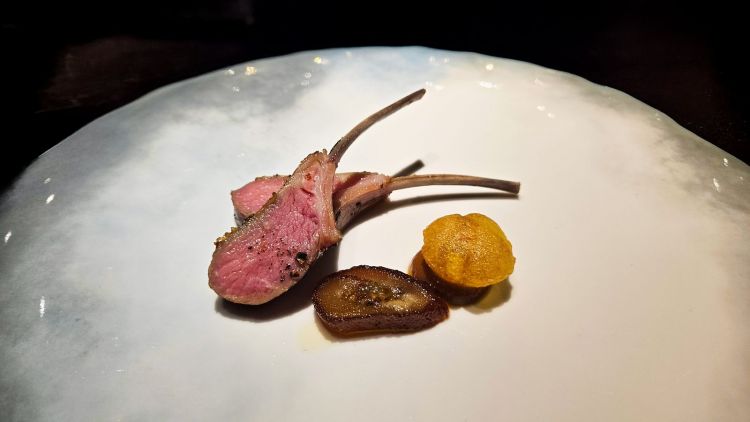 Costolette di agnello alla senape: viene accompagnato da un dattero farcito di limone confit, finocchio e coriandolo e da una pomme souffle, cioè un airbag di patate in doppia cottura, fritte alla francese (una fetta di patata sola, cotta in olio a due temperature diverse, che la fanno soffiare). Questo piccolo bignè di patata è importante per la formazione dei ragazzi, che hanno visto qualcosa di altamente tecnico. Si chiude il tutto con la Salsa al Vin Jaune (non presente in foto): 100% scalogno, che viene caramellato, bagnato con Vin Jaune e finito con Porto e Madeira, per dare quel colore ambrato. Si cuoce in forno, per essere poi addensata con un roux (farina e burro). Infine, è impreziosita con spugnole saltate al burro e scalogno, per riprendere il concetto che una salsa non deve essere solo liquida: in Francia dicono che la salsa deve essere “ricca”, condita (foto ALMA)