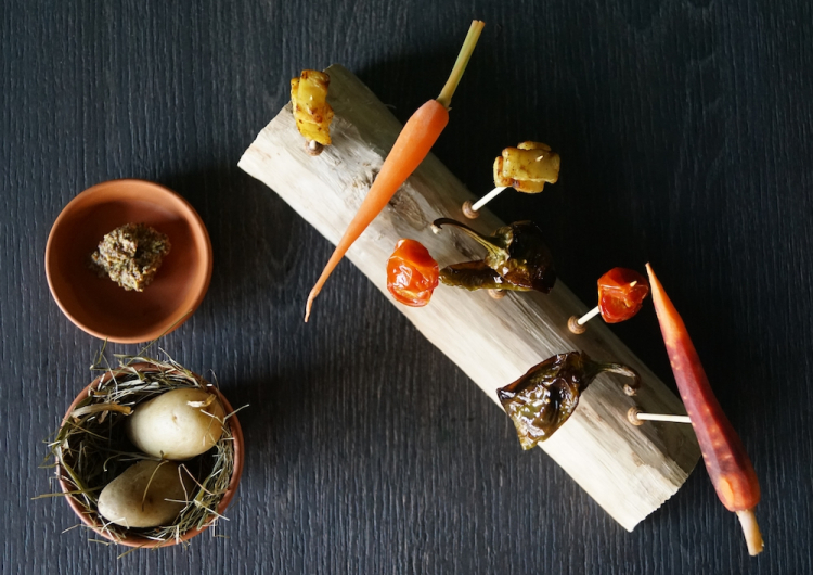 Aperitivo al Talea: pomodorino confit, baby carota marinata allo yuzu, friggitello al forno, sedano rapa scottato in padella con burro, patate bollite affumicate al fieno