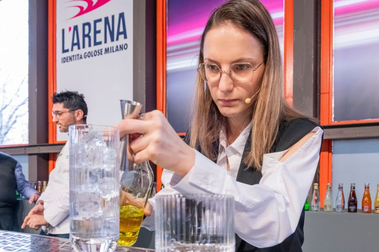 Jessica Rocchi durante la preparazione del drink