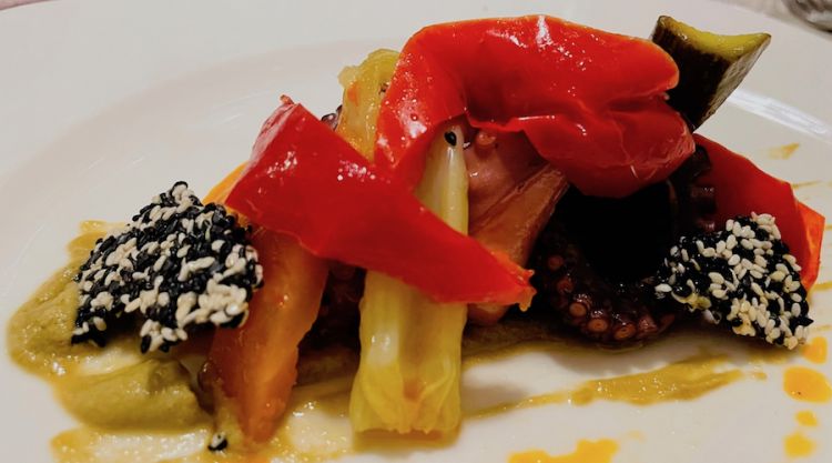 Il Polpo al vapore con menta, mousse di olive verdi, sesamo croccante e verdure in agrodolce del ristorante barese Biancofiore