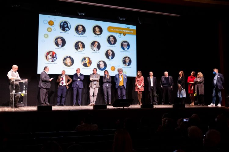 The great team of experts of the Bollicine del Mondo Guide on stage at Teatro Manzoni during last year's presentation. The 2023 edition will be presented on the 7th of June, in the same place at 11.00 a.m..
To participate to the event write to bollicinedelmondo@identitagolose.it