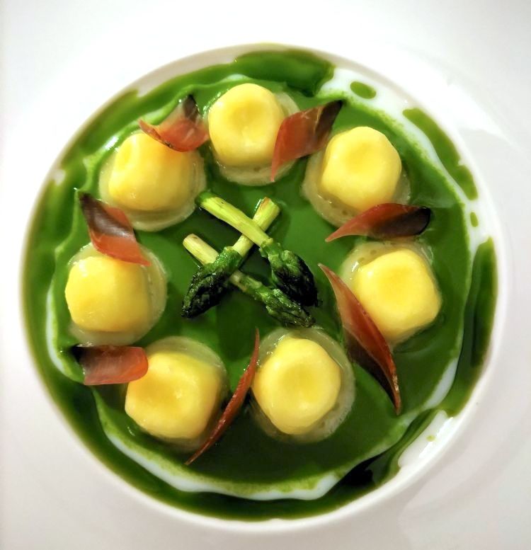 Bottoni di ricotta, bietola, asparagi selvatici e speck Igp: un piatto di chef Sinisgalli che esalta il territorio