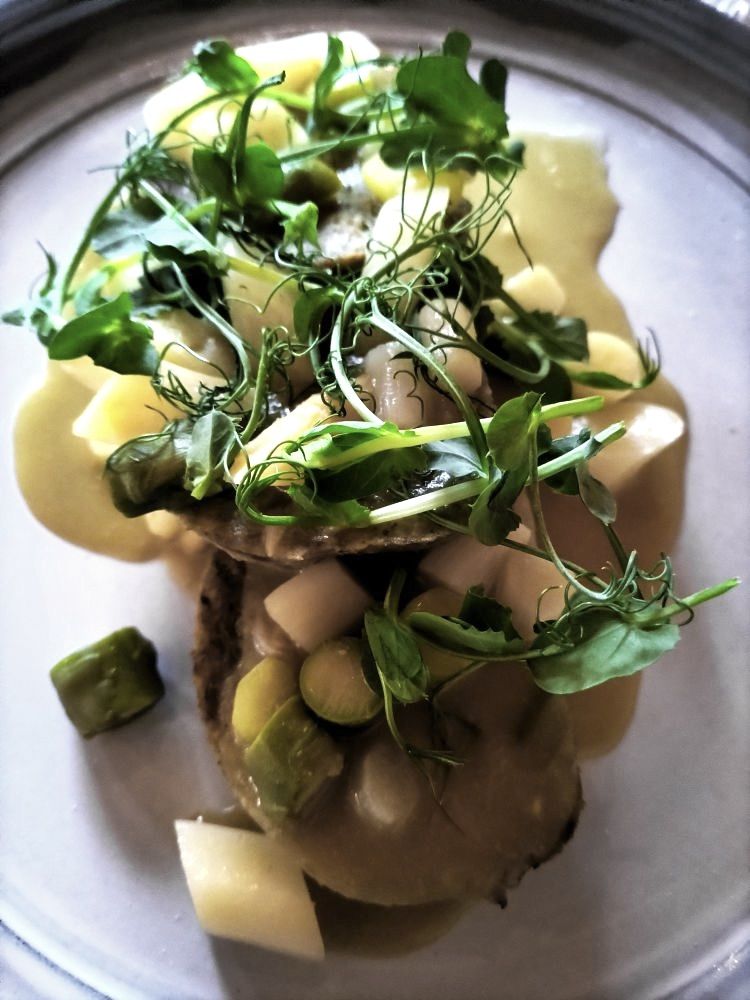 Canederlo con asparagi ed erbe raccolte dalla chef stella verde Michelin