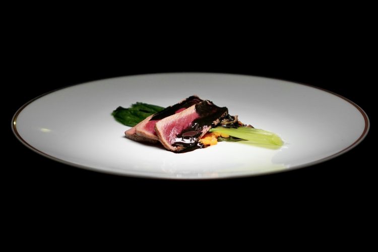 Capriolo: filetto di sella di capriolo, ragù di granchio, finferli, pak-choi, fondo di capriolo