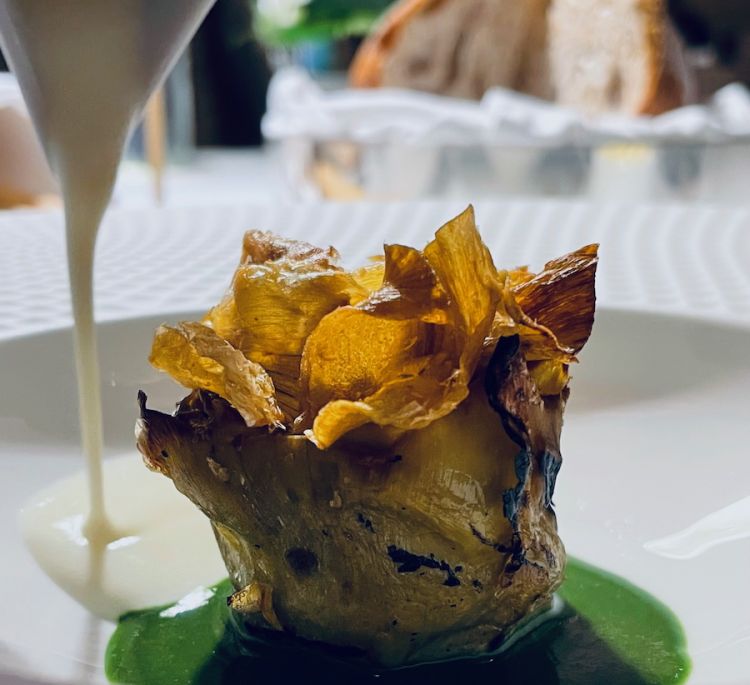 Carciofo arrosto, tuorlo marinato, prezzemolo e la fonduta di caciocavallo, la firma è di Agostino Schettino
