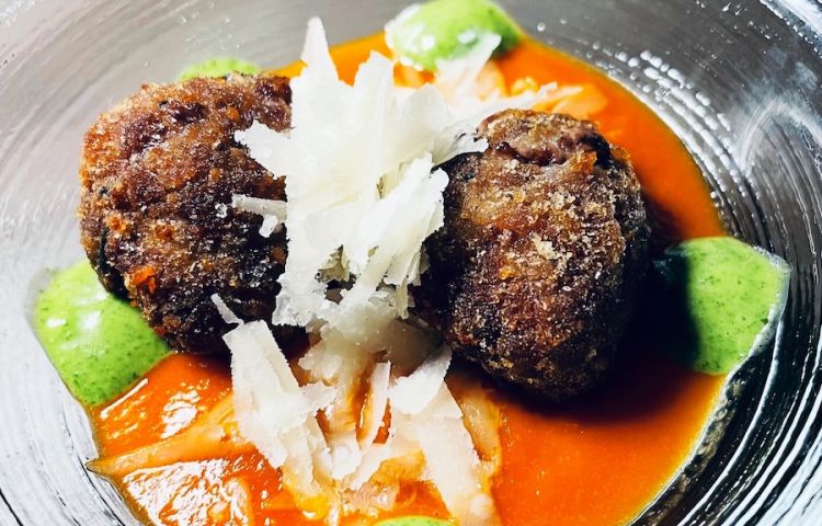 Polpette di Angus con nocciola, vellutata di pomodoro fresco e basilico, pesto di rucola e scaglie di grana