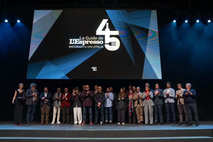 Foto di gruppo sul palcoscenico del Teatro degli A