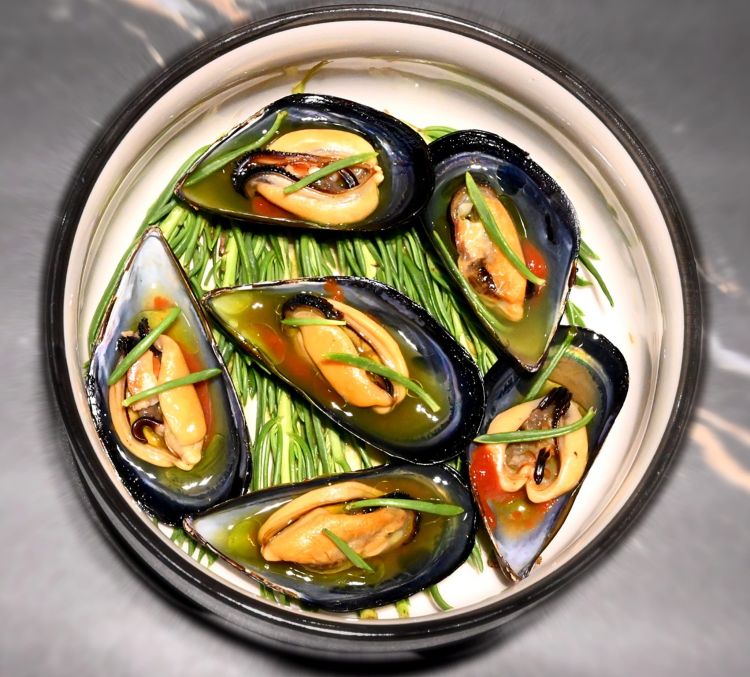 Le Cozze scoppiate alla brace, limbarda e astratto