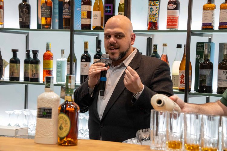 Daniele Cancellara, bar manager del Rasputin di Firenze, rappresenta uno dei maggiori esperti del whiskey che ha regalato insieme a Longoni un matrimonio inedito con il mondo del pane