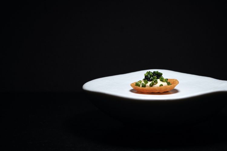 Tartelletta di koji, lievito, limone, caviale di aringa ed erba cipollina