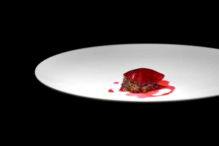 Cinghiale, barbabietola e rose: stracotto di cinghiale con succo di barbabietola, acqua di rose, barbabietola marinata e velo di barbabietole e acqua di rose