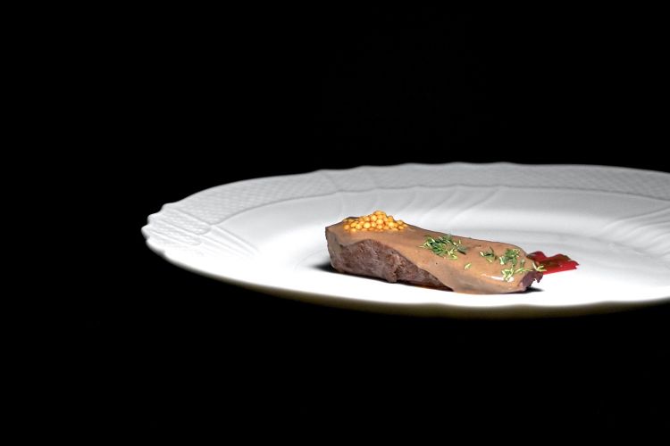 Lepre, lampone, ginepro e i suoi contorni: filetto di lepre, semi di senape sottaceto, timo limone, ginepro, lampone. A parte crema di tartufo con topinambur sottaceto e flan di rafano, da usare in abbinamento