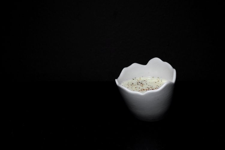 Carbonara di lago: alla base crema di uovo cotto, poi uno strato di trota disidratata, pecorino e pepe
