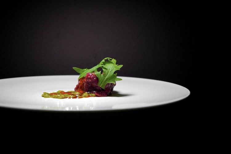 Tartare di cervo, pesto di alghe e bergamotto, ricci di mare, pinoli, plancton, mizuna
