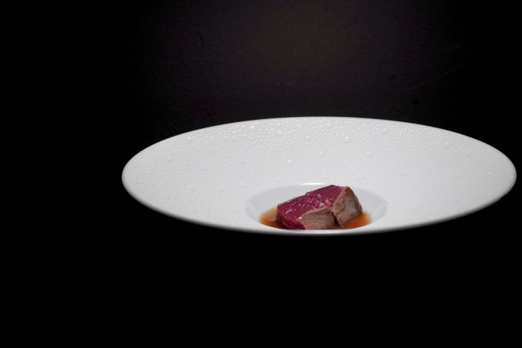 Capriolo e cacao: tataki di capriolo con brodo di fave di cacao