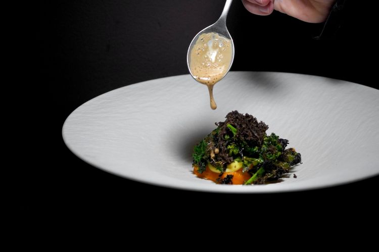 Insalata alla griglia e tartufo nero: crema di zucca cotta e marinata con gli ingredienti del carpione, maionese di noci, semi di zucca, sedano rapa fermentato, sedano rapa croccante, cavolo riccio cotto al bbq, tartufo nero e una salsa di funghi, licheni, tartufo e frutti rossi