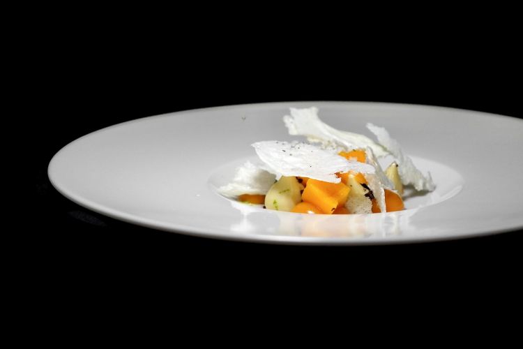 Cremoso alla camomilla, cioccolato bianco, mango, chips di latte e pepe
