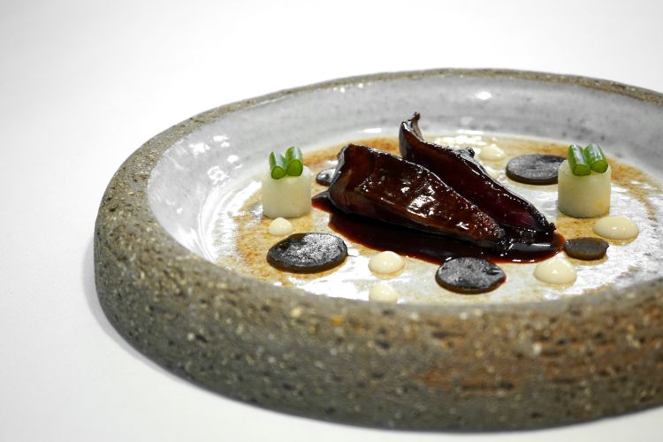 Pigeon with amazake and kombu. Amazake is a sweetener long known in the East and produced thanks to the enzymatic fermentation of rice
