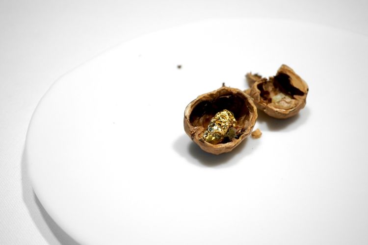 ... and inside you won’t find what you expect, but two separate elements, the heart of the walnut covered with gold and a small piece of Basque cheese, Idiazábal. This introduces the following dish, which is memorable