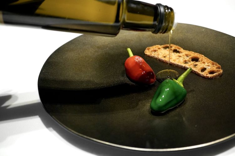 Chocolate chilli peppers, oil and salt. The green chocolate chilli pepper is aromatised with mint. The red one instead is hot. Velvety