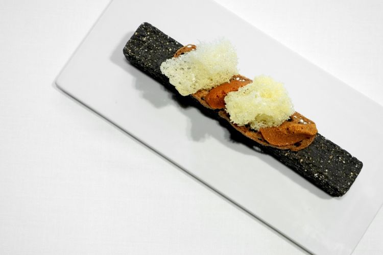 Solid bubbles of smoked butter with sea urchins: they serve a toast with sea urchins from Galicia and solid bubbles of smoked butter, made with the same machine used to add oxygen to fish tanks; the probe is immersed in the liquid smoked butter, to make “bubbles of butter” that are separated when they surface, and then placed at -30°C. Xatruch tells us: «We can use the same technique with any type of fat»