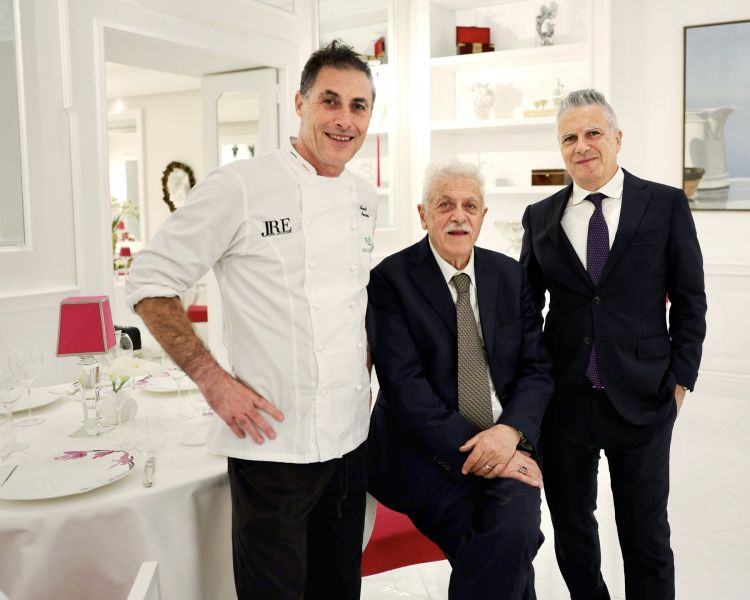 Al centro, Alfonso Iaccarino e, accanto, i suoi f