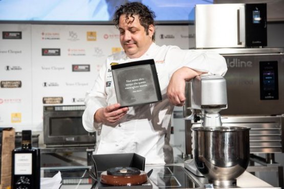 Gianluca Fusto a Identità Milano 2021 con la sua scatola per le torte, appositamente studiata per la sua pasticceria Fusto Milano e che riporta una frase della poetessa milanese Alda Merini