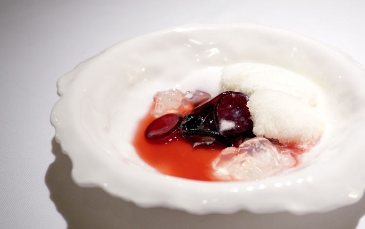 Percebes, alga codium, gel di acqua di mare, acqua di gazpacho di ciliegie, sottili fettine di ciliegia e neve di pomodoro (2020). Il mare incontra la dolcezza e l'acidità