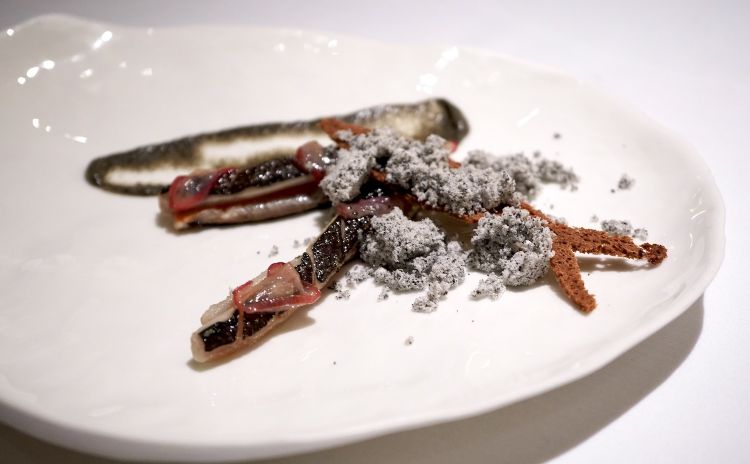 Sardine marinate e brasate con crema di pepe nero, melanzane, sottaceti d'uva e cenere (2019)